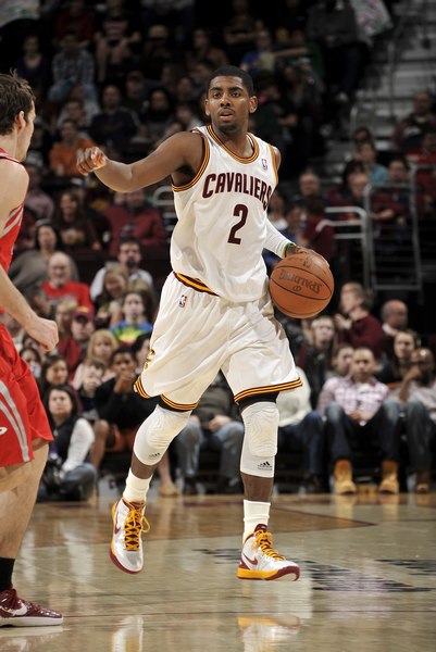 理性追星，新鹏城vs成都赛后有球迷跳下看台与韦世豪合影（理性追星：新鹏城对成都赛后球迷翻越看台与韦世豪合影）