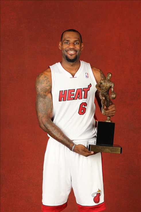 足坛悲喜夜！拜仁曼城齐齐绝杀意甲西甲榜首易主巴萨31超皇马（足坛起伏之夜：拜仁曼城读秒绝杀，意甲西甲榜首更迭，巴萨3-1反超皇马）