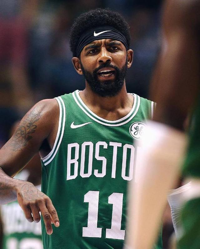 足球国足公开训练吸引千名球迷现场加油（国足公开训练吸引上千球迷到场助威）