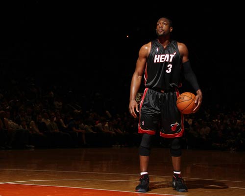 晕头转向！东契奇借掩护突破连续虚晃 抛传助攻艾顿吃饼放篮（东契奇借掩护强突连晃，抛传妙助艾顿轻松吃饼上篮）