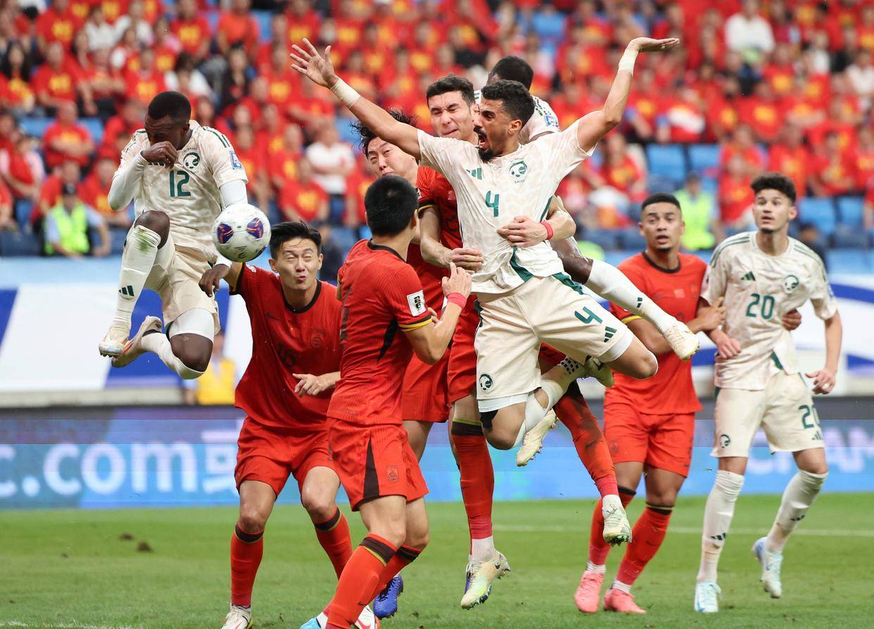 兰德尔冲击力惊人，进攻侵略性十足（兰德尔冲击力强悍，进攻侵略性拉满）