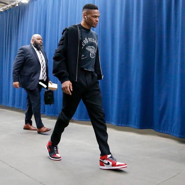 马赫雷斯和知名说唱歌手一同出镜，展示阿尔及利亚队新球衣（马赫雷斯携知名说唱歌手亮相，发布阿尔及利亚队新战袍）