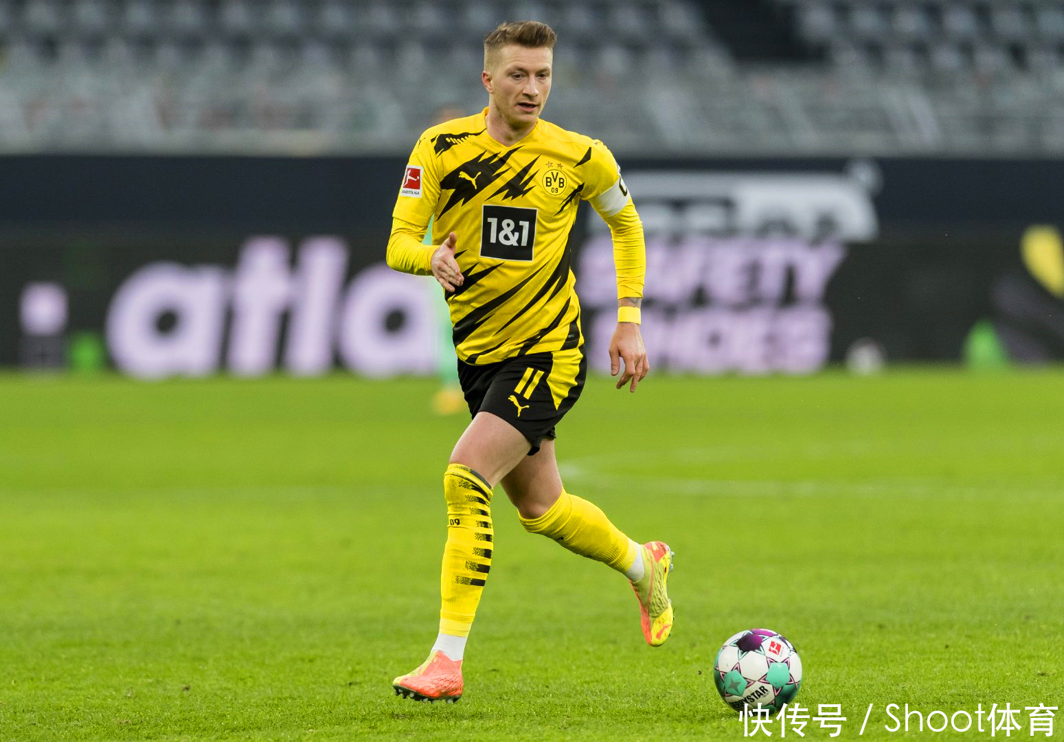 太阳报：里奇的主持人女友亮相米兰德比，透视装造型引发热议（米兰德比看台焦点：里奇的主持人女友以透视造型亮相引发热议）