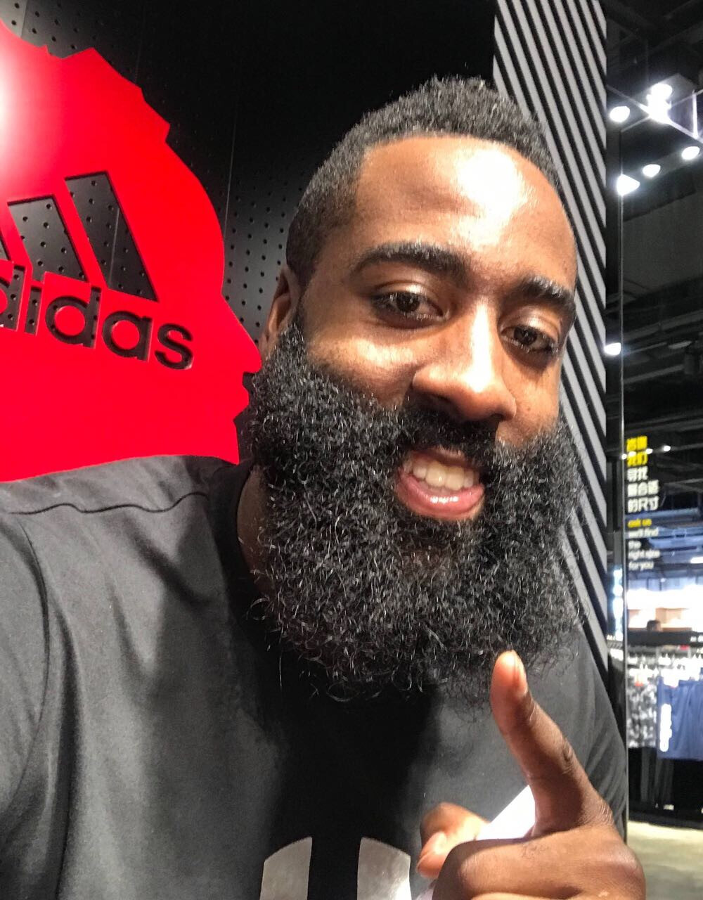 詹姆斯关键助攻锁定胜利（詹姆斯妙传定胜局）