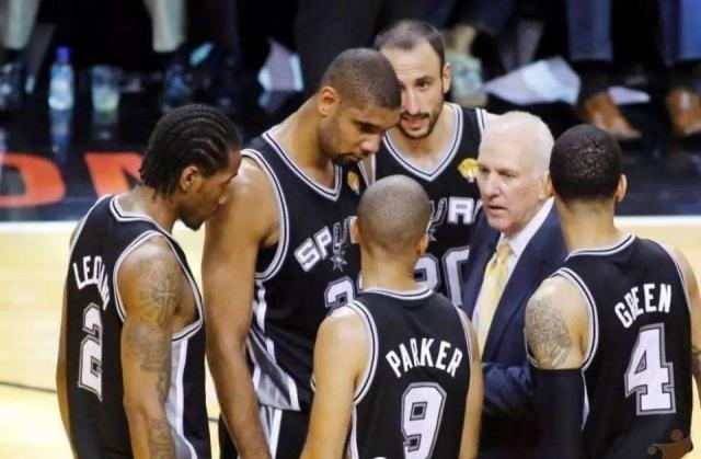 TA：非洲杯抽走曼联整条右路，阿莫林正在研究改打433（TA：非洲杯致曼联右路断档，阿莫林考虑改用4-3-3）