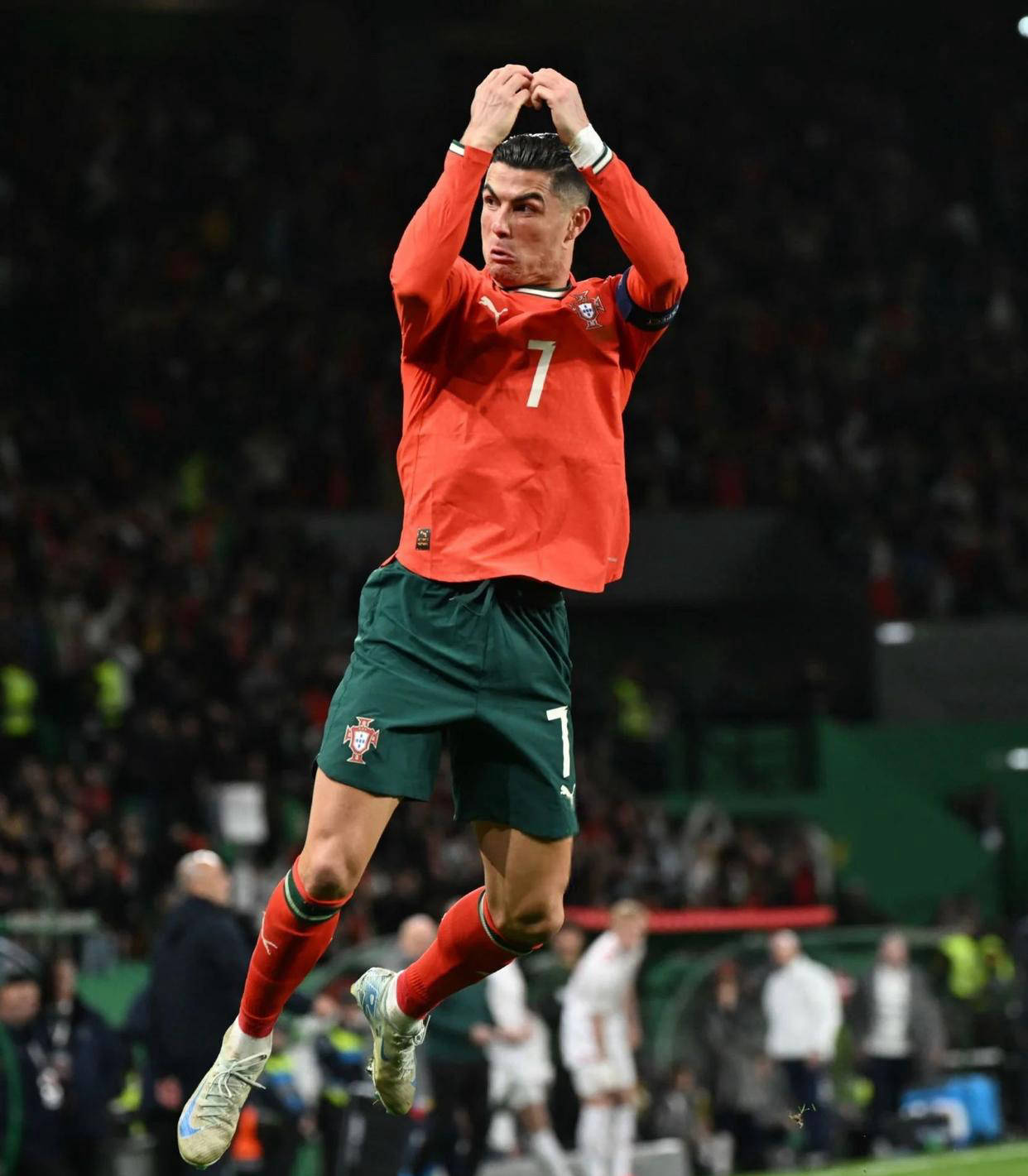 约基奇准三双，穆雷37+7力压福克斯，马刺奇兵7记三分射落掘金（约基奇准三双难救主，穆雷37+7压过福克斯，马刺奇兵7记三分掀翻掘金）