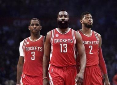 在直播镜头前被弗拉门戈球迷暴力扯头发，女记者发文呼吁尊重（直播中遭弗拉门戈球迷粗暴揪发，女记者发声呼吁尊重）