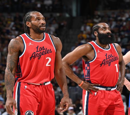 望无大碍！拉松防守时踩到维金斯脚痛苦倒地 随即被换下（但愿无碍！拉松防守时踩到维金斯脚痛苦倒地，随后被替换下场）