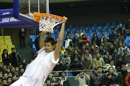 足球报：中赫9年为国安投资80亿，本赛季国安表现已达上限（足球报：中赫九年投入80亿支持国安，本季战绩已触及上限）