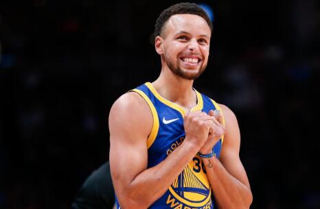 拜仁慕尼黑莱万多夫斯基帽子戏法（拜仁前锋莱万多夫斯基上演帽子戏法）