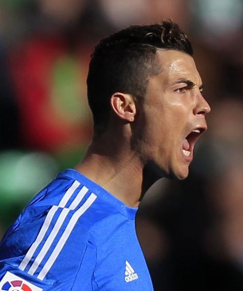 巴西前锋胡尔克39岁仍在巅峰状态！胡尔克在本赛季...（39岁胡尔克巅峰不减：巴西锋霸本赛季持续高光）